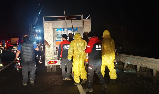 Bursa'da asit taşıyan tırın devrildiği kaza yerinde AFAD ekibi gaz ölçümü yaptı