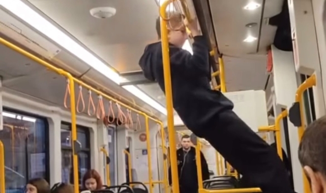 Bursa'da bir genç metroda barfiks çekti