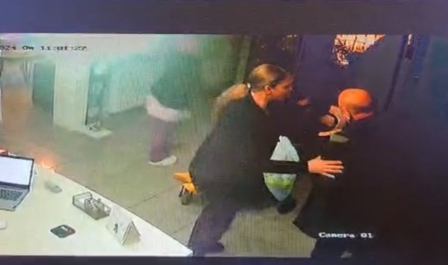 Bursa'da çocuklarının yanında diş hekimini bıçaklayan kadın çocuklarını bırakıp kaçtı