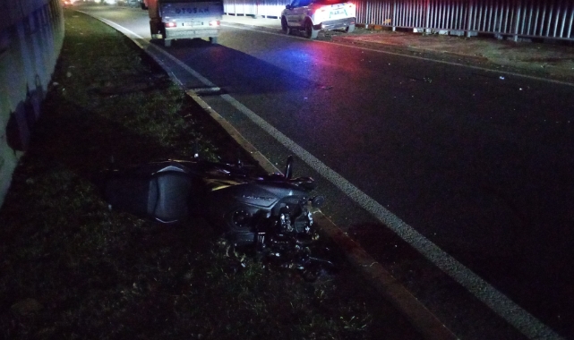 Bursa'da direğe çarpan motosiklet ikiye bölündü!