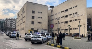Bursa'da duruşma salonunda silahlı saldırı gerçekleştiren baba adliyeye sevk edildi
