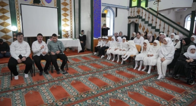 Bursa'da görme engelli öğrenciler Braille alfabesiyle Kur'an-ı Kerim ve ilahi okudu