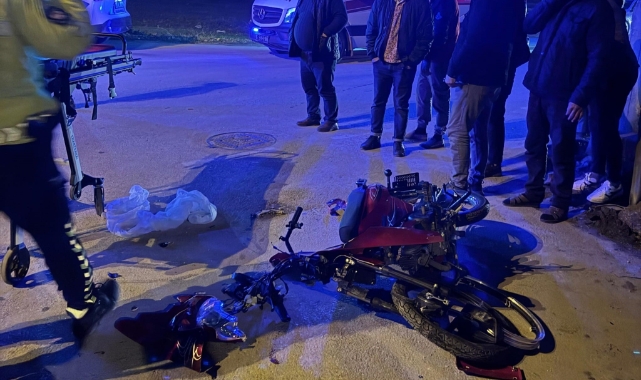 Bursa'da hafif ticari araç ile motosiklet çarpıştı: 3 yaralı