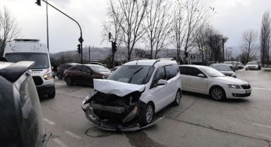 Bursa'da hafif ticari araç ile otomobil çarpıştı: 1'i çocuk 2 yaralı