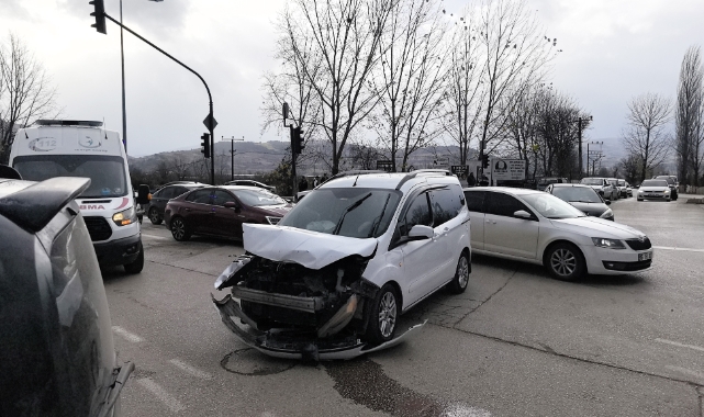 Bursa'da hafif ticari araç ile otomobil çarpıştı: 1'i çocuk 2 yaralı