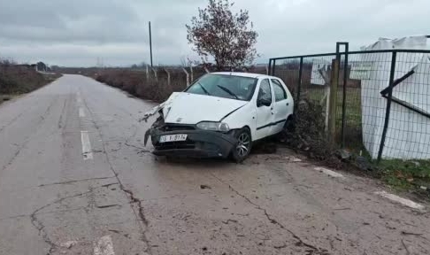Bursa'da hapşıran sürücü kontrolü kaybedince duvara çarptı: 2 yaralı