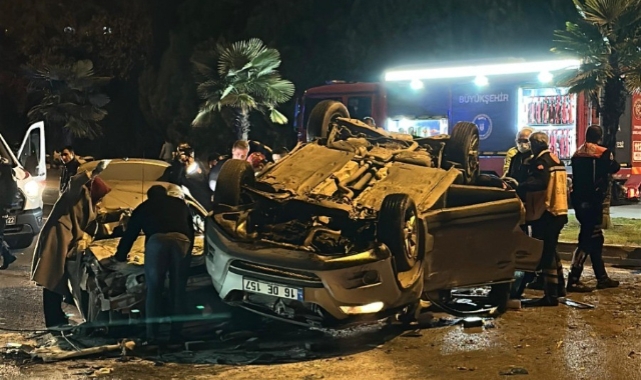 Bursa'da iki araç kafa kafaya çarpıştı: 1 ölü, 3 ağır yaralı