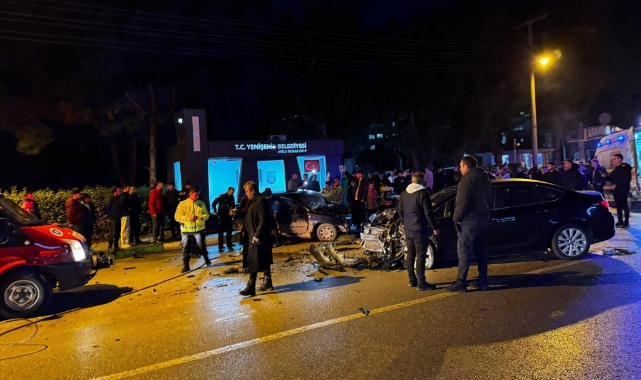 Bursa'da iki otomobil kafa kafaya çarpıştı: 2 yaralı