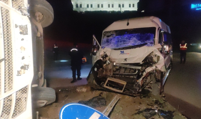 Bursa'da işçi servisleri çarpıştı!