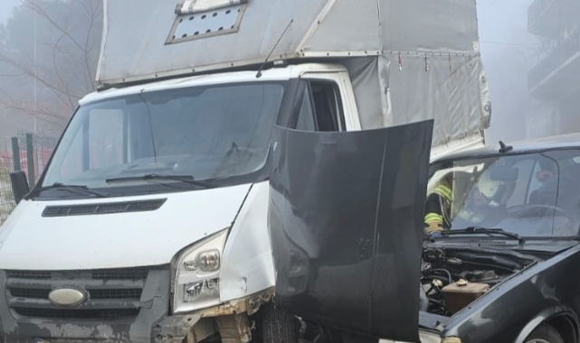 Bursa'da kamyonet ile otomobil çarpıştı: 2 yaralı