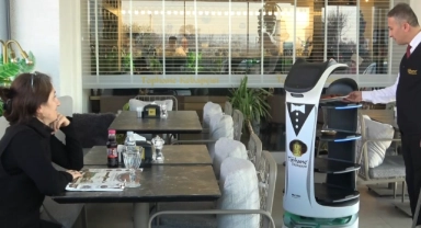 Bursa'da kebap salonunda garson robot deneyimi