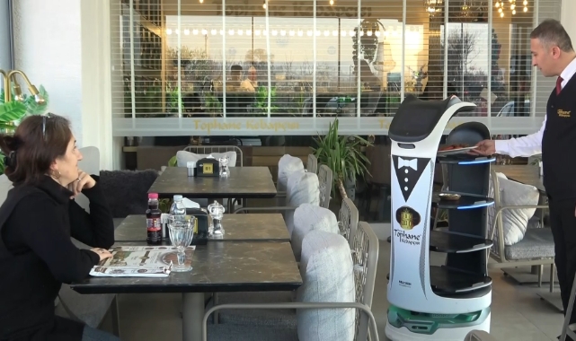 Bursa'da kebap salonunda garson robot deneyimi