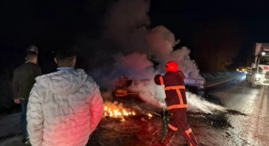Bursa'da mobilya yüklü kamyonet alev alev yandı