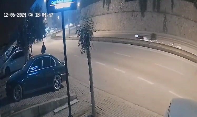 Bursa'da motosiklet 30 metre sürüklendi, sürücü ayağa kalkıp yoluna devam etti