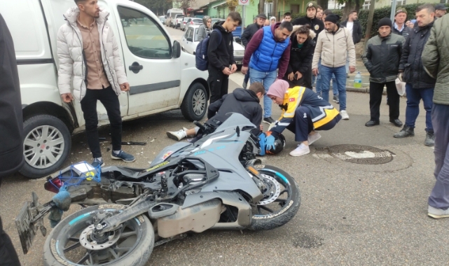 Bursa'da motosiklet hafif ticari araca çarptı