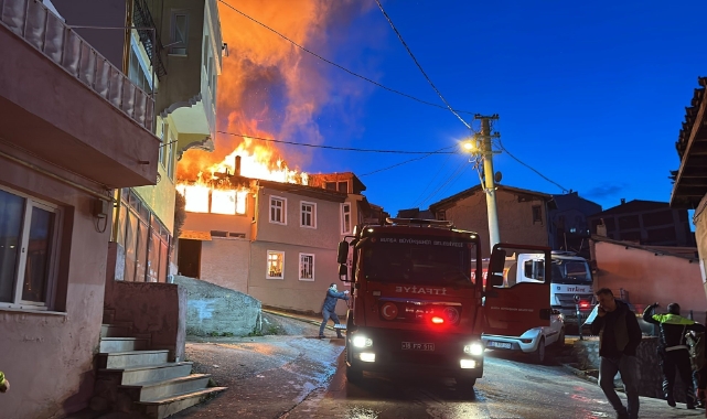 Bursa'da müstakil evde çıkan yangın sonucu 3 ev kullanılamaz hale geldi
