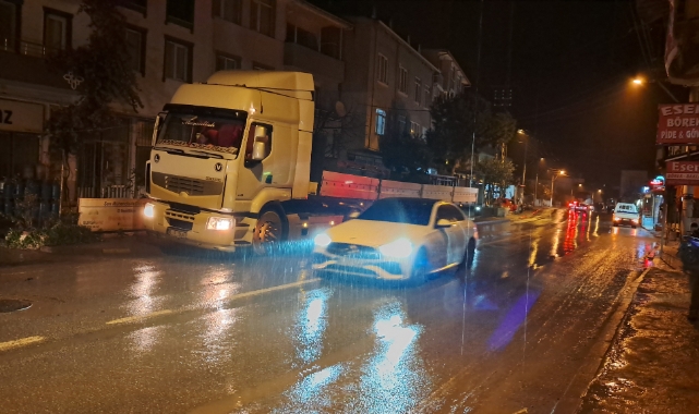 Bursa'da önce traktöre sonra da tıra çarpan sürücünün burnu bile kanamadı