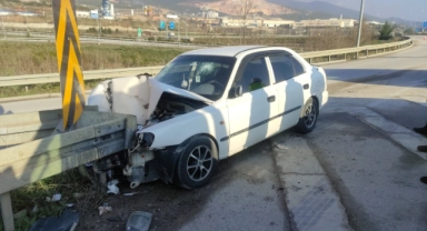 Bursa'da otomobil bariyerlere saplandı