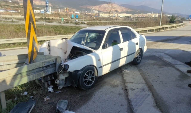 Bursa'da otomobil bariyerlere saplandı