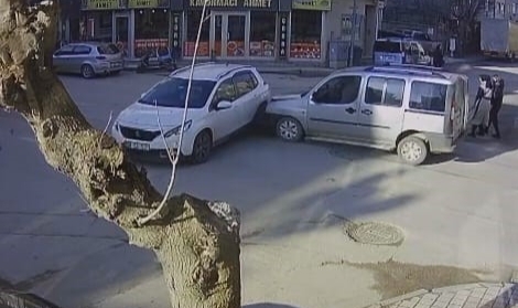 Bursa'da otomobil ile hafif ticari araç çarpıştı! 2'si çocuk, 3 yaralı