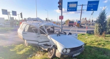 Bursa'da otomobil trafik lambalarına çarptı! 1 ölü, 1 yaralı