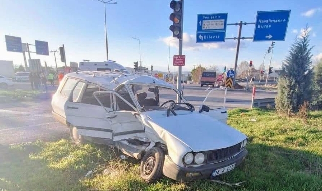 Bursa'da otomobil trafik lambalarına çarptı! 1 ölü, 1 yaralı