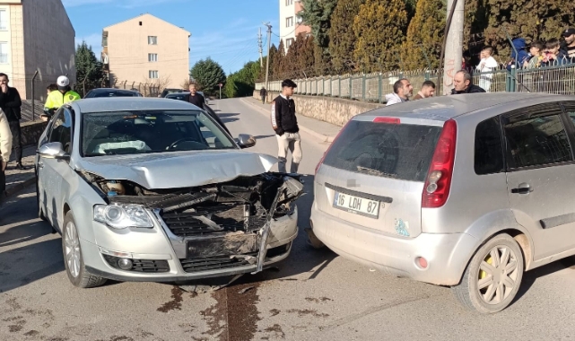 Bursa'da otomobiller kafa kafaya çarpıştı: 4 yaralı