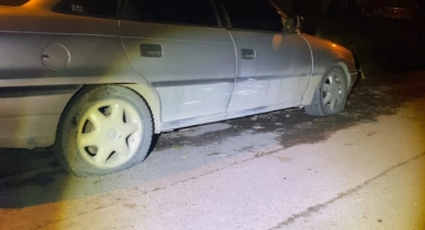 Bursa'da park halindeki araçların lastiklerini kesen şahıs kendini de kesti