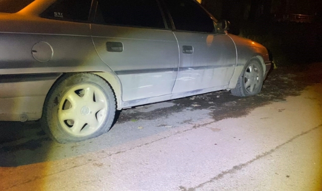 Bursa'da park halindeki araçların lastiklerini kesen şahıs kendini de kesti