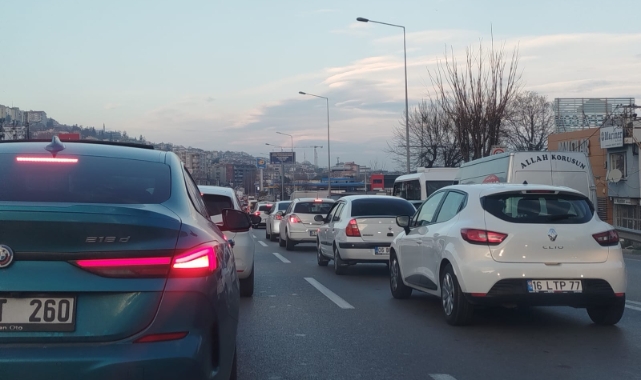 Bursa'da sabah saatlerinde trafik yoğunluğu