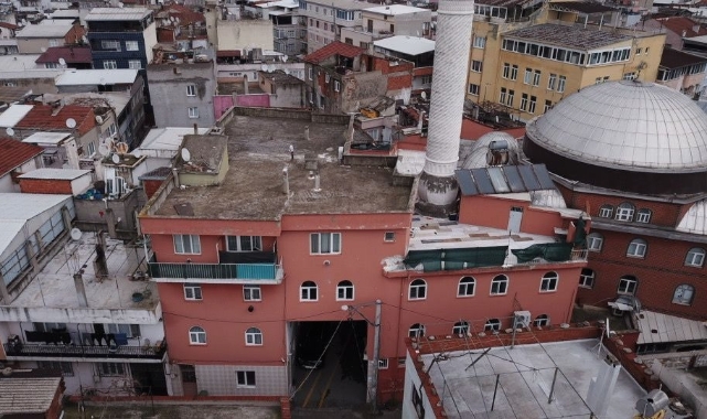 Bursa'da şaşkına çeviren cami! Altında namaz kılıyorlar