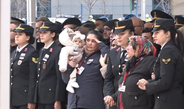 Bursa'da şehidin 8 aylık bebeği her şeyden habersiz babasının tabutuna baktı