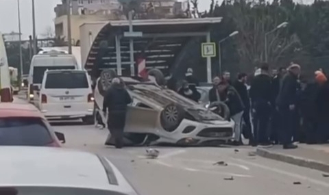 Bursa'da takla atan otomobilden burnu bile kanamadan çıktı
