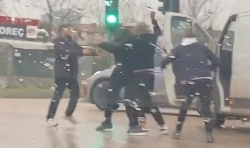 Bursa'da trafikte yumruklar havada uçuştu!