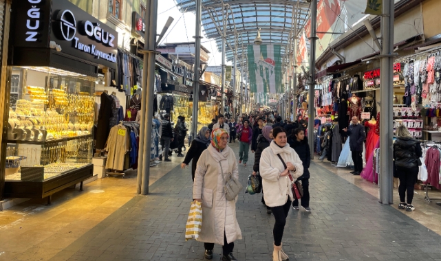 Bursa'da yeni yıla saatler kala çarşı pazar hareketlendi