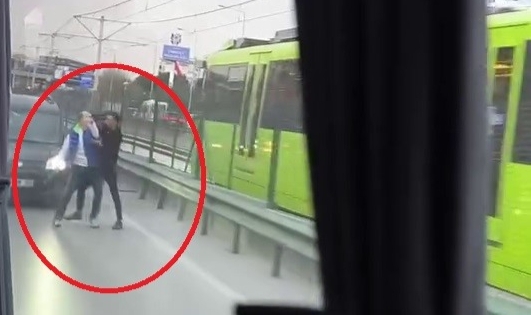 Bursa'da yol ortasında baltalı kavga!