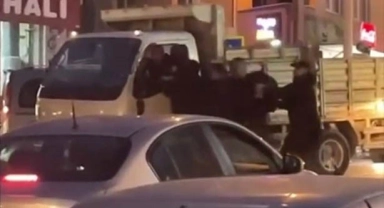 Bursa'da yol verme kavgası! Trafik durdu, yumruklar havada uçuştu