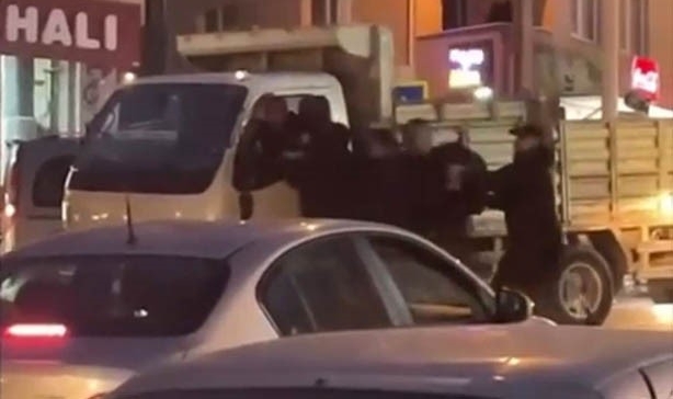 Bursa'da yol verme kavgası! Trafik durdu, yumruklar havada uçuştu