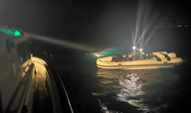 Çanakkale'de lastik botla sürüklenen 12 kaçak göçmen kurtarıldı