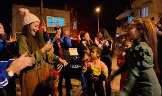 Çanakkale’de polislerden çocuklara yeni yıl sürprizi