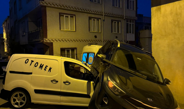 Çarptığı otomobili kepçe gibi kaldırdı!
