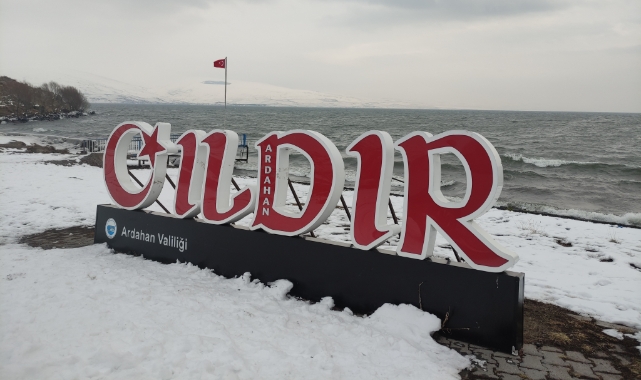 Çıldır Gölü donmadı, turizmciler tedirgin
