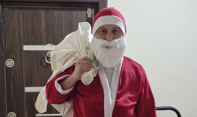 Çocuklarına sürpriz yapmak için "Noel Baba" kılığına girdi