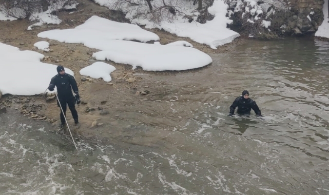 Dalgıçlar Karasu’da kayıp öğretmeni arıyor