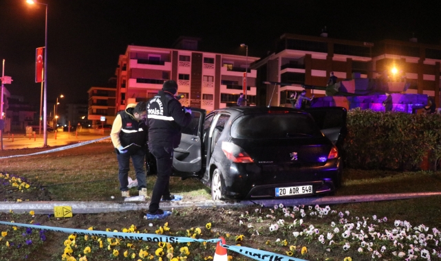 Denizli’de kavşağa süratli giren otomobil anıt duvarına çarptı: 1 ölü, 1 ağır yaralı
