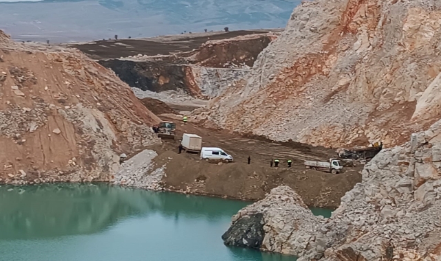 Devrilen iş makinesinin altında kalan işçi hayatını kaybetti