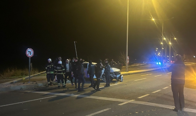 Direksiyon hakimiyetini kaybeden sürücü direklere çarparak durdu