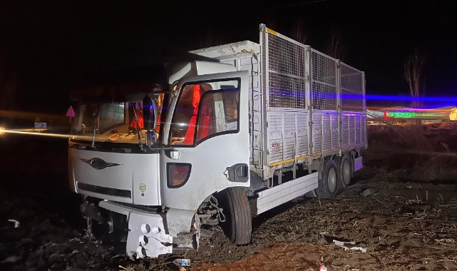 Direksiyon hakimiyetini kaybetti, tarlaya uçtu