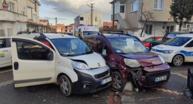 Edirne'de iki hafif ticari araç çarpıştı! 2 yaralı