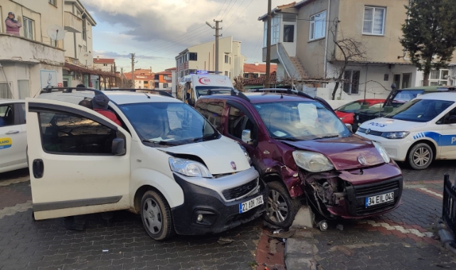 Edirne'de iki hafif ticari araç çarpıştı! 2 yaralı
